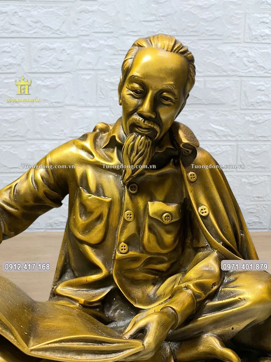 Gương mặt uy nghiêm của Bác được chạm khắc sắc nét